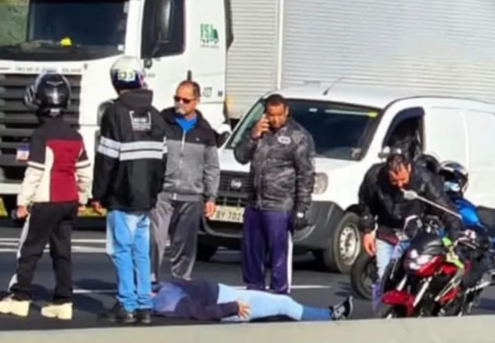   Motociclista ferido e engavetamento envolvendo seis veículos na Dom Gabriel